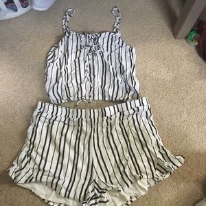 Kendall and Kylie oufit